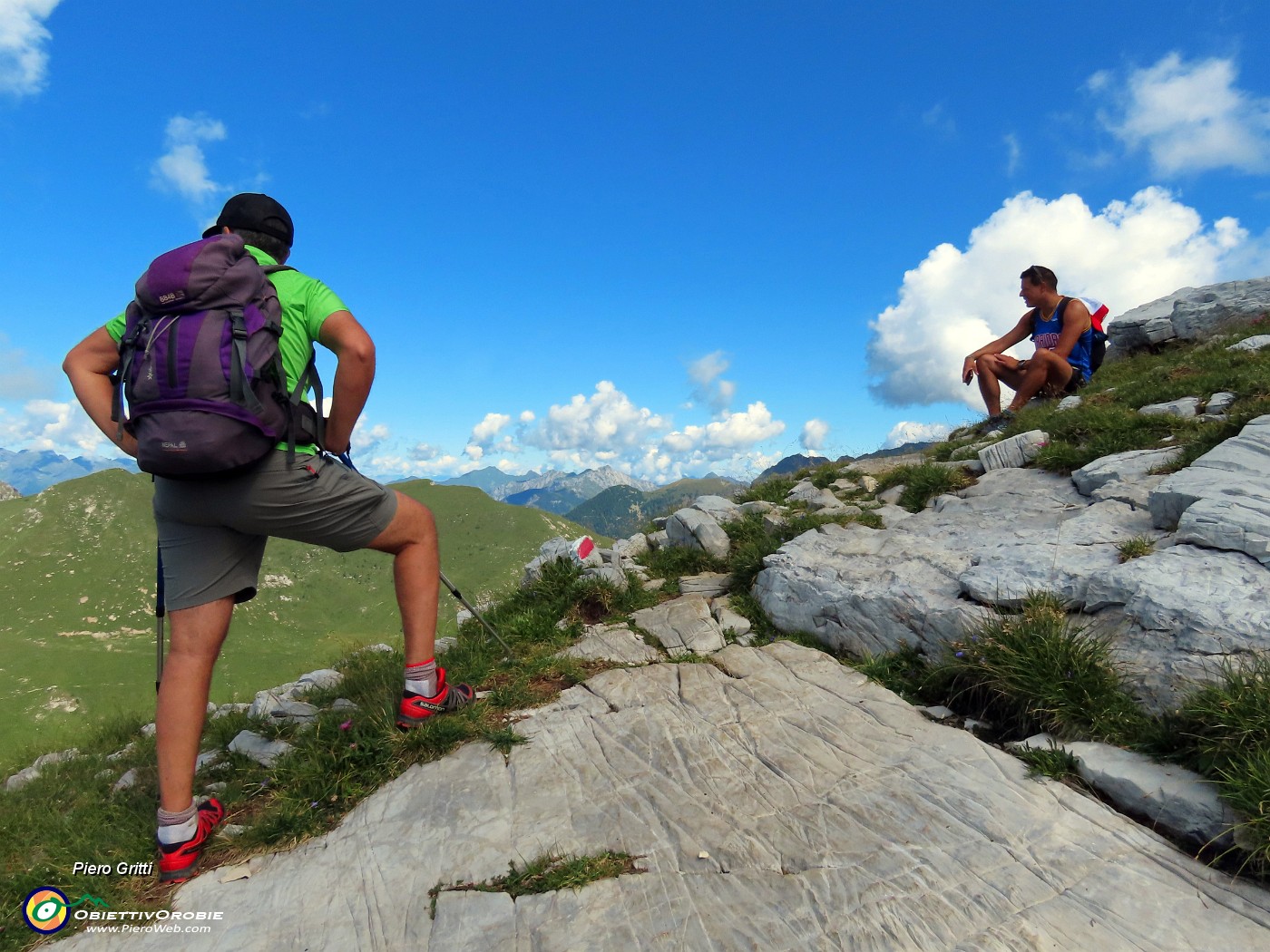 30 Il sent. 244 curva a destra con vista sulla Val Vedra.JPG